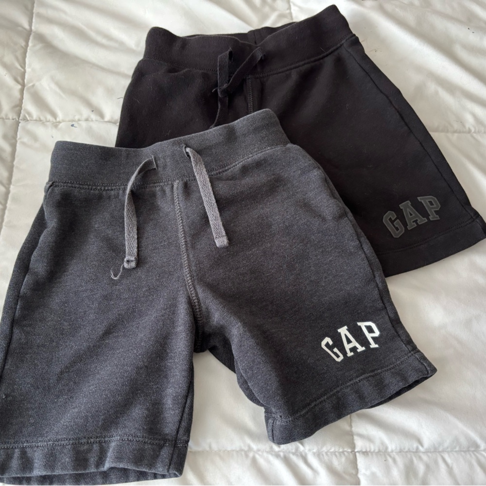 Baby GAP 4T Soft Gray and Black Shorts Set